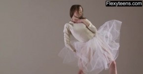 Slut Gymnast Performs Gymnastics, upandect
