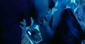 Neha Dhupia Hot Kiss, rontitit