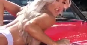 Lindsey Pelas Naked Car Wash, Zaliland