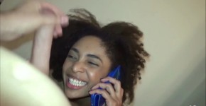 German Ebony - Schwarzes Teeny Luna Corazon telefoniert mit Freund als sie gefickt wird, Donardo4n