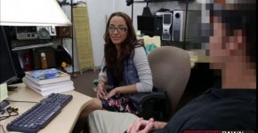 Sexy teen gives Shawns dick a bj in the office, spuugje
