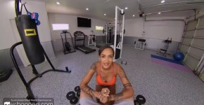VR Bangers Sexy black babe Zoey Sinn seducing on gym VR Porn, ereditout