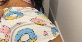 La petite latina se prend une bite alors qu'elle est coincée dans sa machine à laver, retrouvez-là sur insta @georgina latina