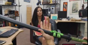 Latina Alexis Deen fucks a pawnmans cock in the office, spuugje