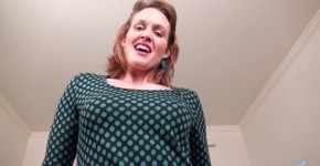 Camille Johnson Naughty Boss inserts a finger in his pussy, Oculuspornvr