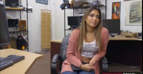 Latina Nicole Rey gets fucked in the office for money, spuugje