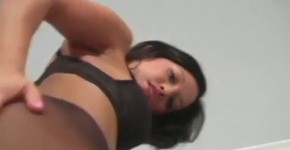 LANA LOPEZ-LA MORENITA LINDA-SEXY LATINOAMERICANA EN PANTIMEDIAS NEGRAS SIN COSTURA ACARICIA SUS PIERNAS, LICENDIADONEUTRO2024
