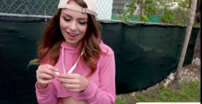 Hot babe Alex Blake gets cash from fucking a stranger, spuugje