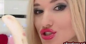 Hot Amateur Blonde Girl Sucks Banana Gently on Webcam, h0tisarah9