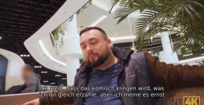 HUNT4K. Cuck bleibt in der öffentlichen Toilette und beobachtet GFs Sex mit Jäger, enerit