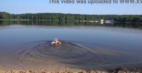 Naked girl goes skinny dipping in public beach, endondit