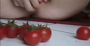 Deutsche Fettsau stopft sich Tomaten in die Fotze!, nacktMelina