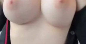Amazing round tits unbuttoning, Ridonne