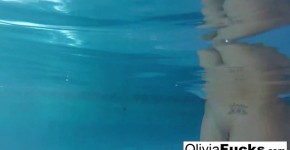 Olivia Austin has some summer fun in the pool, Viliese