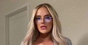 Kendra Karter teases boobs , Biggiesmalls03