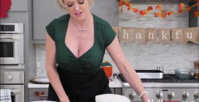 Blonde stepMom Lets StepSon Stuff Her Turkey- Dee Williams, okenen