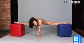 Amazing Italian Stretching while posing, crimewife