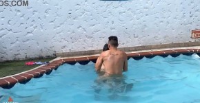 THE NEIGHBOR COMES DOWN TO SUN AND I SEDUCE HER TO GIVE ME A DELICIOUS BLOWJOB IN THE POOL, ari3n4g132ondo