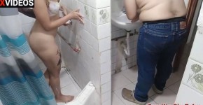Esposa infiel coge en el baño con su cuñado, su esposo casi los pilla al llegar de su labor mientras que coge en el baño, esp