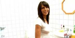 Melanie explodes in the shower! massage gun, ingusorano