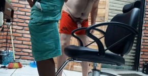 BARBEIRO MADURO SAFADAO BRINCANDO COM O PAUZAO GRANDE DO CLIENTE NEGAO, en1doned