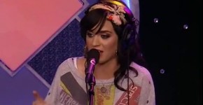 Katy Perry shows her cleavage to Howard Stern, Howard loves, Hel121en3