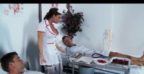 Slutty nurse Diamond Foxx gives her patients special treatment, urofre