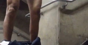 Punheta nas escadas do metro, ingou1n