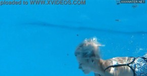 Beautiful blonde Zazie Skymm swims nude, ofasesang