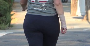 Big Booty MILF Shows off her RED THONG, sengedatit