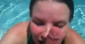 Young slut gives a summer deepthroat in the pool, figifoto
